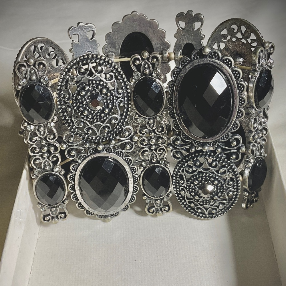Unique Silver Metal Filigree Stretch Statement Bracelet Faceted Jet Black Gems